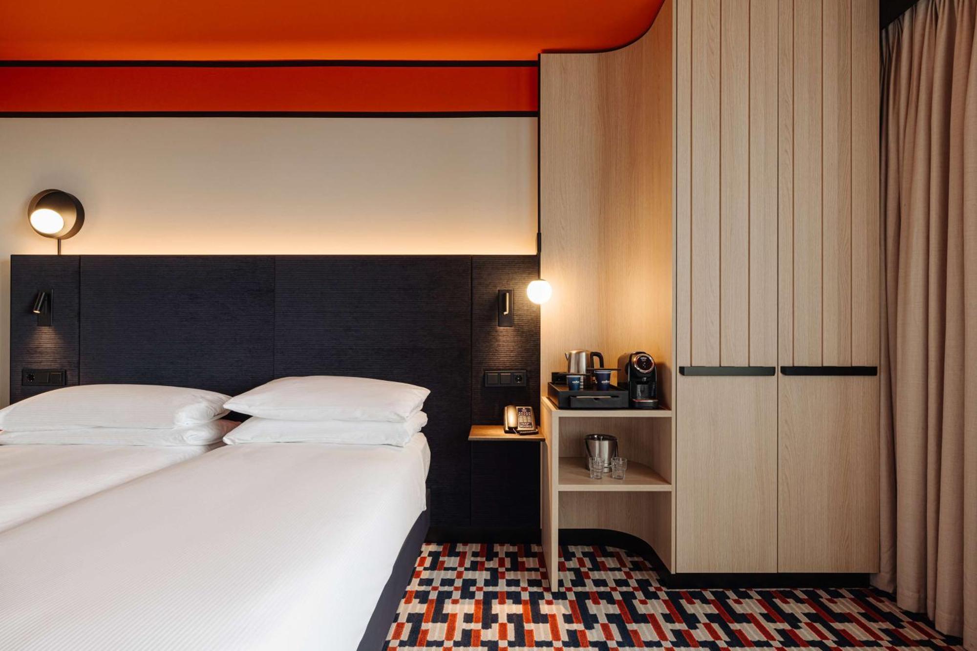 Hotel Doubletree By Hilton Amsterdam Centraal Station Esterno foto